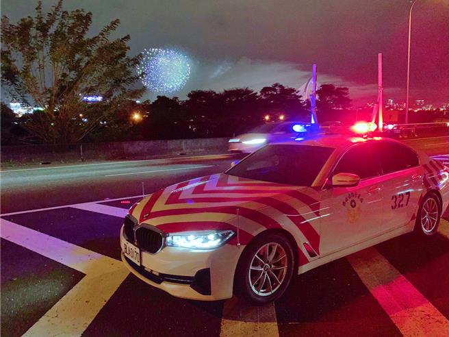 國道警察表示，駕駛人若慢速行駛、違規臨停國道路肩觀看焰火，違者最高處6000元罰鍰；行駛途中任意驟然減速、煞車或車道中暫停，最高可罰3萬6000元，並吊扣汽車牌照6個月，呼籲切勿以身試法。（國道公路警察局提供／張妍溱台中傳真）