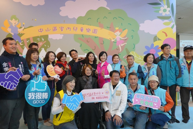 現場冠蓋雲集，市長代表林祐德秘書、議長代表余秉彧秘書、呂美玲議員、張灝瀚議員、宋瑋莉議員、郭美秀議員、施偉政議員、何淑萍議員、七堵區長馮及安、信義區長吳曉慧、暖暖區長陳儒東及中正戶所江鑒育主任外、藍敏煌議員、許睿慈議員及林沛祥議員之秘書代表、中正區蔡惠貞秘書、安樂區沈麗枝秘書及中正區、中山區里長們都到場支持並與現場孩童一同玩樂，現場十分熱鬧。（圖/基隆市政府社會處提供）