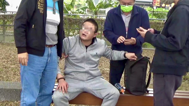 诈骗车手于26日再次邀被害人在新营区某7-11超商内进行面交30万元赃款，刑大干员经变装埋守，顺利逮捕车手张男及吴男，当场查扣作案用手机2支、现金1万4,500元，诈骗用专员工作证及收据2张。（图／警方提供）