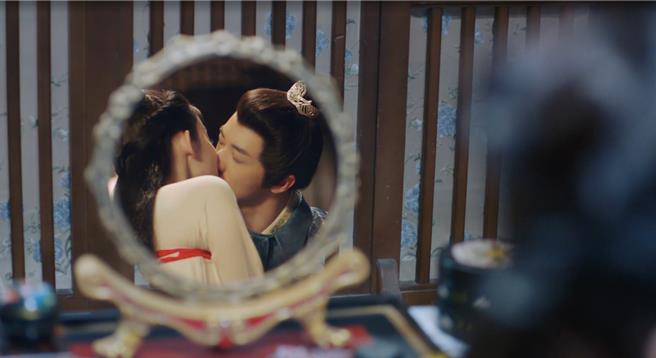 《风起西州》古力娜扎、许魏洲吻戏不断。（MyVideo提供）