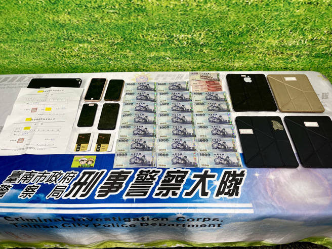 诈骗车手于26日再次邀被害人在新营区某7-11超商内进行面交30万元赃款，刑大干员经变装埋守，顺利逮捕车手张男及吴男，当场查扣作案用手机2支、现金1万4,500元，诈骗用专员工作证及收据2张。（图／警方提供）