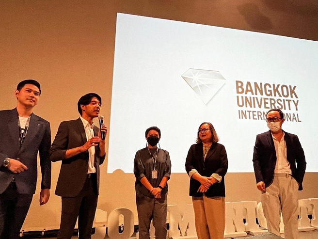 曼谷大学传播艺术学院为人设学院教师说明其影视领域的教学与研究成果。(照片/龙华科大提供)