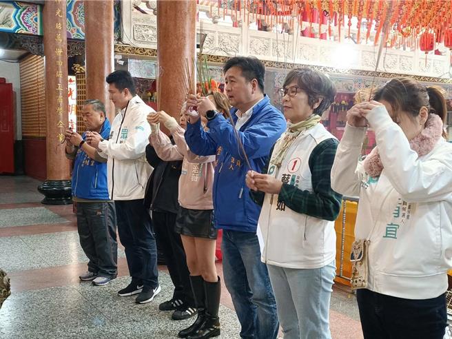 2023年12月29日新北市／今（29）日台中一選區立委候選人蔡壁如（右二）、新北二選區立委候選人李有宜（右一）及過去在民眾黨樹林黨部服務的張凱鈞（左二）陪同新北市十選區立委候選人林金結（右三）掃街。（林金結辦公室提供／劉瑋晴新北傳真）