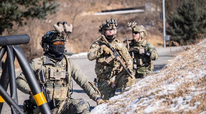 2023年12月22日，由韩国特种作战司令部人员，和美国陆军特种部队绿色贝雷帽组成的联合小组完成了定期计划的全任务概要 (FMP) 训练活动。（DVIDS）