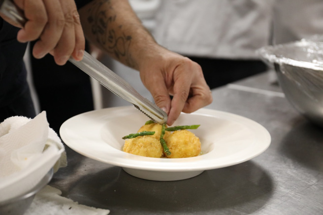 Stefan主廚準備的包餡馬鈴薯麵疙瘩料理。(照片/育達高中提供)