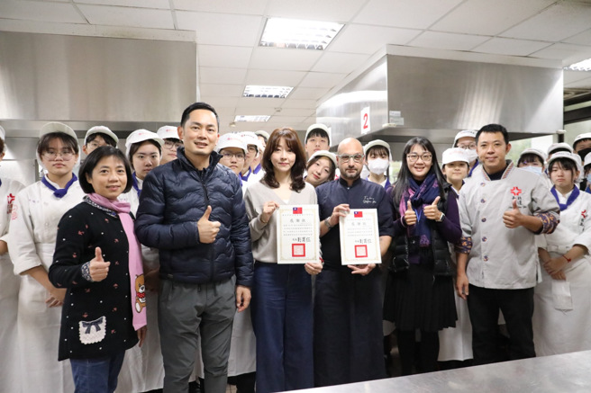 臺北育達高中餐飲科邀請知名義大利餐廳Stefan主廚蒞校舉辦義式料理示範教學課程。(照片/育達高中提供)