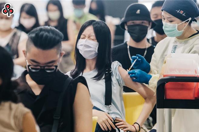 新冠疫情期間，國內大規模接種疫苗，部分民眾因接種後出現不良反應而申請救濟金，近三年已發出超過1.7億元。（本報資料照）