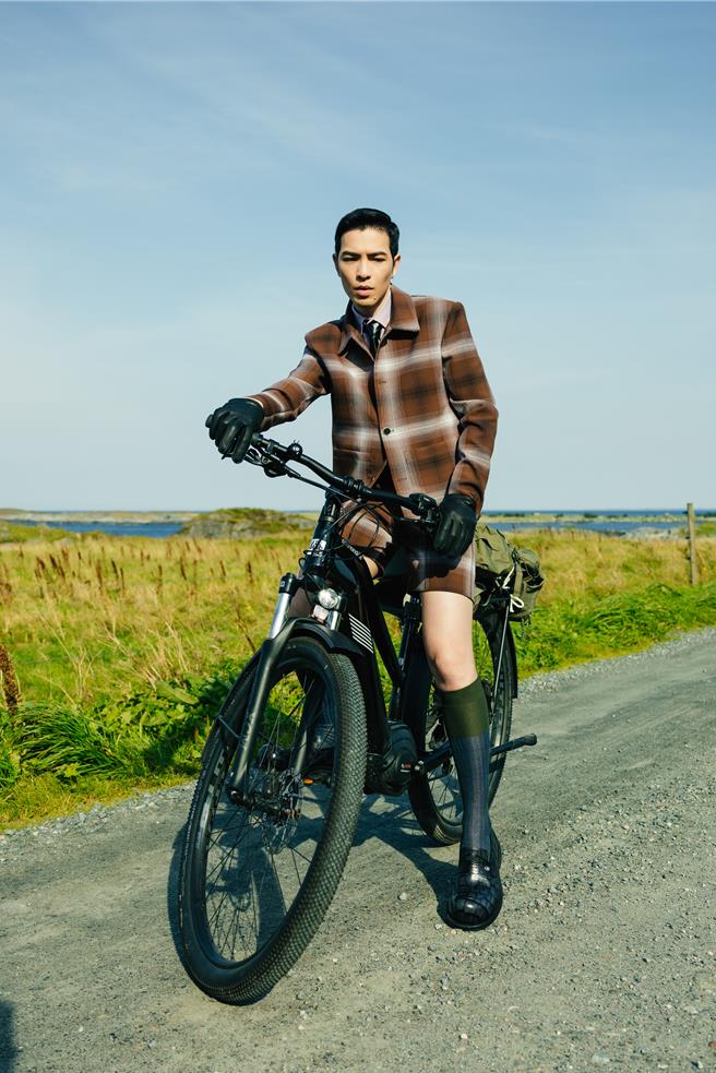 萧敬腾骑上脚踏车后不断甩尾、翘孤轮。（华纳音乐提供）