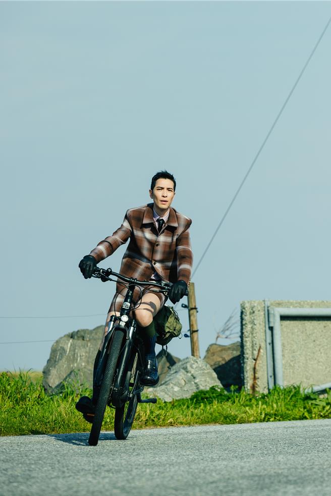 萧敬腾骑着脚踏车在挪威奔驰。（华纳音乐提供）