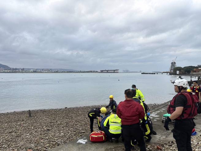 有民眾經過中正路一段6巷口禮萊廣場時發現離岸邊20M的淡水河域有一具浮屍。（圖／警方提供）