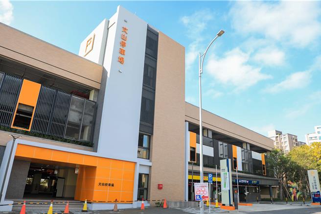 台中市政府斥資3億8300萬元在南屯精密機械科技創新園區興建文山停車場，29日正式啟用。（張亦惠攝）