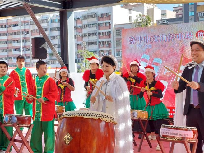 台中市長盧秀燕今天宣布，文山停車場到2月底前都能免費停車，作為民眾的新年禮物。（張亦惠攝）