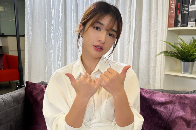 乐天啦啦队女孩林岱萦睽违3年再出写真书，消息一出立刻引起讨论，而她也特别来到《女神放大镜》接受专访。