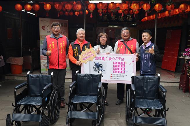 2023年12月29日新北市／潭底福德宫、树林潭底好友会及卓越工商会合捐60台轮椅  由社会局副局长许秀能（中）代表受赠。（新北市社会局提供／刘玮晴新北传真）