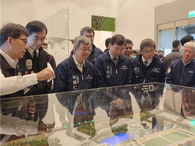 行政院長陳建仁29日前往桃園市視察「郵政物流園區」時表示，中華郵政公司投入258.5億元建置「郵政物流園區」，目前園區內的「郵政物流中心」及相關公共設施已完成，「郵政資訊中心」、「北台灣郵件作業中心」與「郵政營運中心」將陸續完工，預計於2024年全部完工，2025年正式啟用。（賴佑維桃園報導）