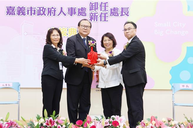 嘉义市长黄敏惠主持见证人事处卸任处长蔡锦治、新任处长杨景丞交接印信。（嘉义市政府提供／廖素慧嘉市传真）