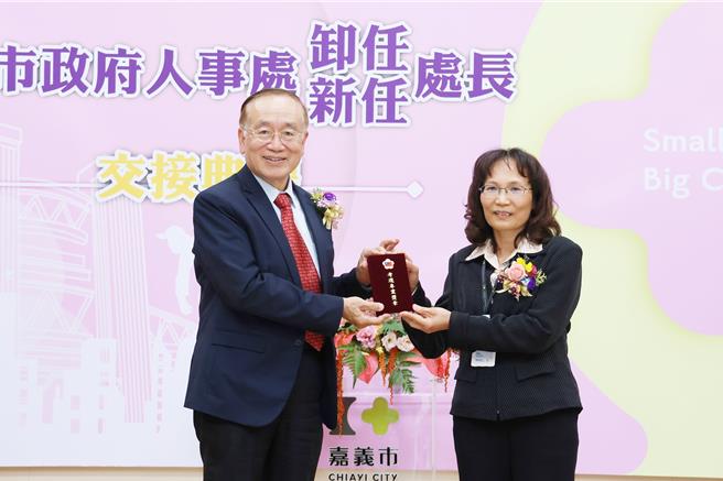 嘉义市政府人事处卸任处长蔡锦治（右）获颁人事人员专业奖章。（嘉义市政府提供／廖素慧嘉市传真）