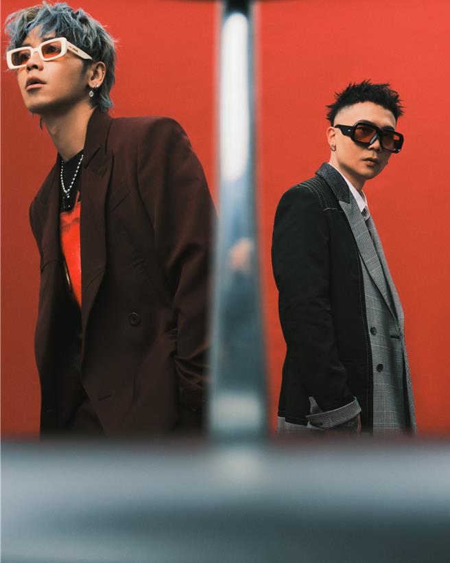 鼓鼓（左）、萧秉治明年3月将在高流举办演唱会。（相信音乐提供）