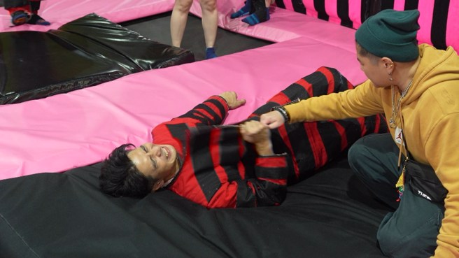 郭彥均體驗彈簧床，痛到無法起身。（緯來提供）