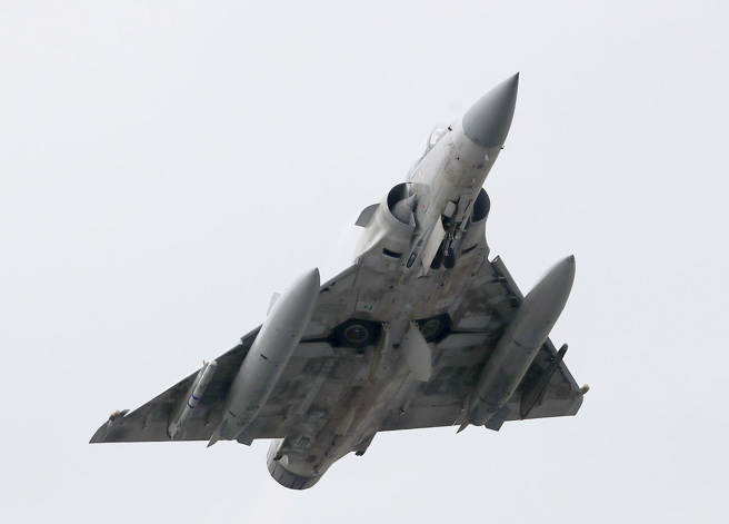 有一名外送员自称过去是空军中校飞行员，10多年前因意外住院，妻子也离世，他一人扛起照顾3个孩子及母亲的责任，坦言经济负担沉重。（示意图／资料照片）