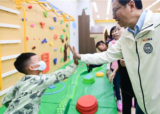 桃园市长张善政29日表示，目前全桃园尚有8座亲子馆如火如荼筹备中，盼明年陆续启用。（桃市府提供／蔡明亘桃园传真）