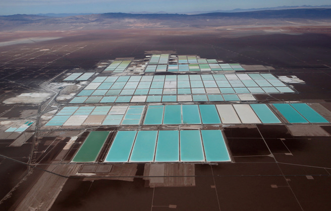 2013年1月10日，智利北部阿塔卡马沙漠阿塔卡马盐滩SQM锂矿的滷水池资料照。（路透社）