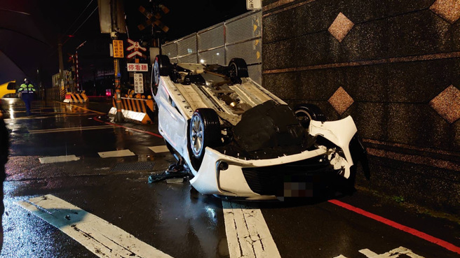 今29日下午17时许发生一起自撞车祸，1名约25岁女驾驶，在过平交道转弯时，自撞路边石墩而翻车。（翻摄画面）