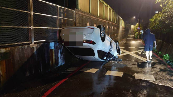 今29日下午17时许发生一起自撞车祸，1名约25岁女驾驶，在过平交道转弯时，自撞路边石墩而翻车。（翻摄画面）