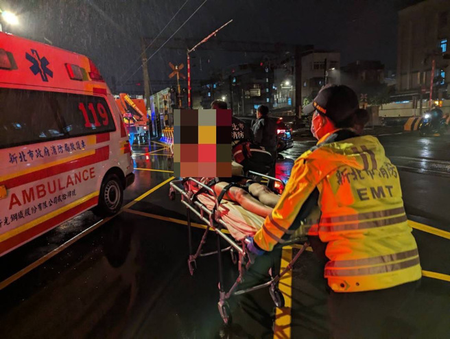 警消获报抵达现场时女驾驶已自行脱困，意识清楚生命徵象稳定，额头约2x2肿胀，由瑞芳92送往基隆长庚。（翻摄画面）