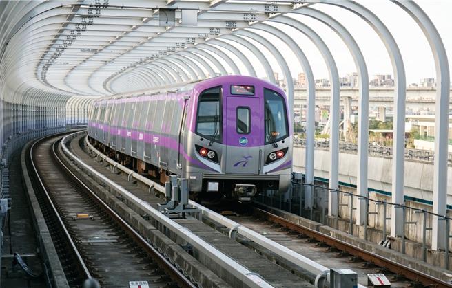 桃捷公司宣布自2024年1月1日起，台北市与新北市核发的敬老卡、爱心卡也加入桃园机场捷运线搭乘优惠范围。（桃捷提供／蔡明亘桃园传真）