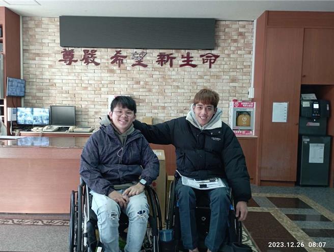 脊髓伤友胡言旗（左）、林凯程（右）透过桃竹苗分署多元就业开发方案，顺利蜕变为训练师与咖啡师。（桃竹苗分署提供／蔡明亘桃园传真）