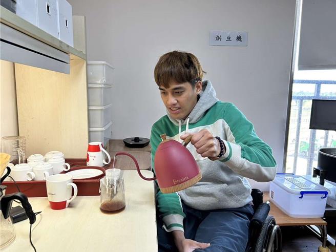 林凯程透过多元就业方案辅导后，成功蜕变为专业咖啡师。（桃竹苗分署提供／蔡明亘桃园传真）