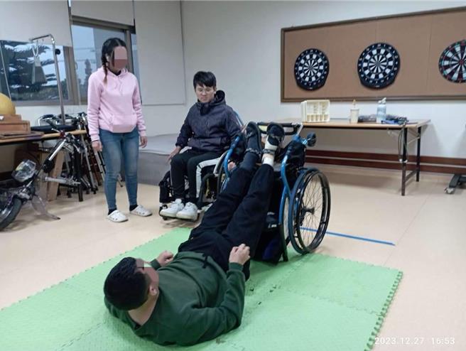 胡言旗（左二）透过桃竹苗分署多元就业开发方案辅导，顺利成为颈髓训练师。（桃竹苗分署提供／蔡明亘桃园传真）