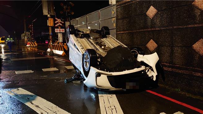 新北市一名年约25岁的妙龄女子今（29）日下午近6时开车行经瑞芳区瑞芳路平交道旁过弯时，疑因不熟悉路况，自撞路边石墩后翻车。（翻摄画面）