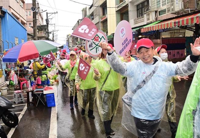 大园民眾开心参与讲客游行，下雨也热情不减。（大园区公所提供／蔡明亘桃园传真）
