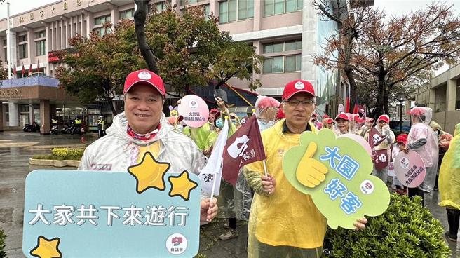 桃园市大园区长余志松带队响应还我母语日全台共下讲客游行。（大园区公所提供／蔡明亘桃园传真）
