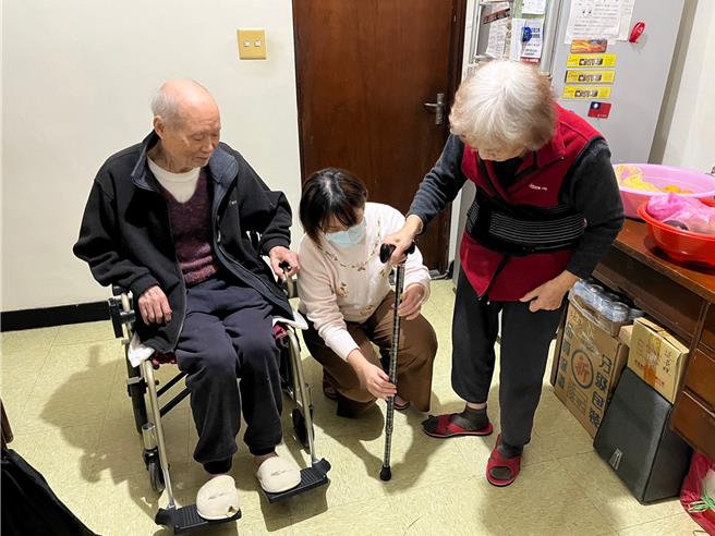 輔具中心的輔具評估人員會協助調整，讓使用者覺得用起來更順手更舒適，減少買或借了輔具之後因為不會用覺得難用而束之高閣的狀況。（第一社福基金會提供／林良齊台北傳真）