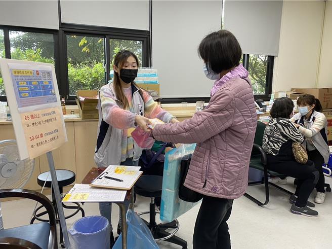 新北市卫生局提升市民接种COVID-19疫苗及流感疫苗接种意愿，祭出50岁以上民眾接种疫苗就送好礼，活动直到明年1月31日。（新北卫生局提供）