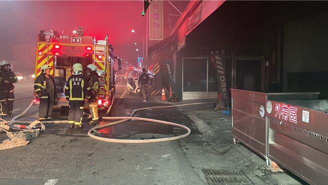 台東市中興路三段某處農機行今晚傳出火警。（蕭嘉蕙攝）