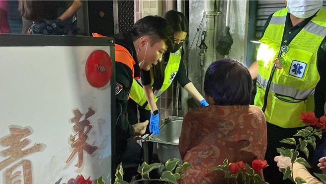 台東市中興路三段某處農機行今晚傳出火警。（蕭嘉蕙攝）