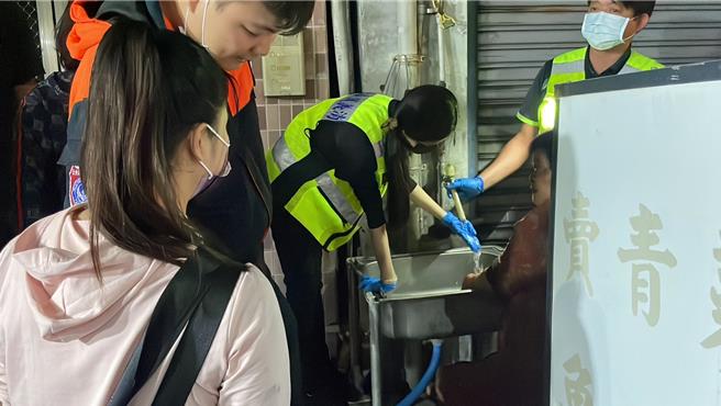 台東市中興路三段某處農機行今晚傳出火警。（蕭嘉蕙攝）