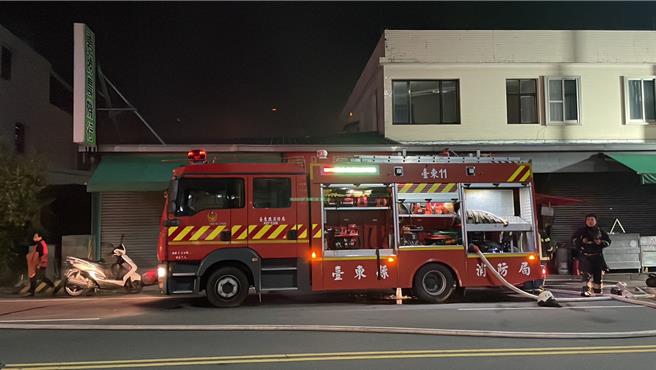 台東市中興路三段某處農機行今晚傳出火警。（蕭嘉蕙攝）