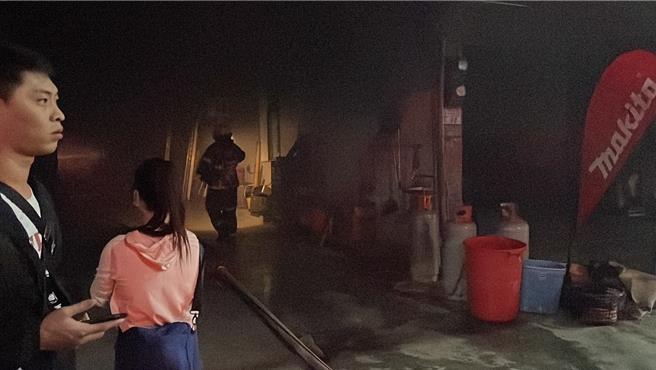 台東市中興路三段某處農機行今晚傳出火警。（蕭嘉蕙攝）