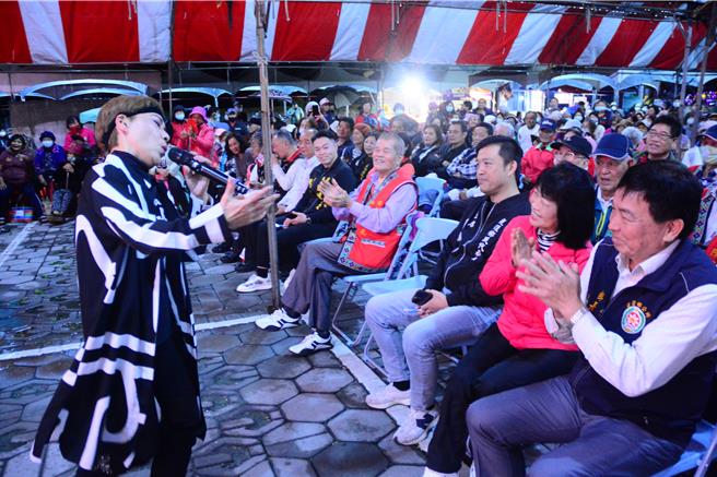 旺旺文教基金会「让爷奶成为心中的宝」公益演唱会，29日晚间来到光復乡公所广场开唱，艺人蓝如洁（左）与台下乡亲互动，乡长林清水（右一）也随着音乐摆动。（王志伟摄）