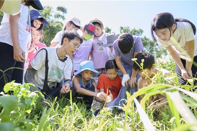 今年以「火金姑來照路」計畫獲文化局青年社造獎勵的邱昌宏，透過臉書「我很醜可是我很Natural」用社造手法推廣友善耕作與食農教育，以樂活農園為基地，復育適合螢火蟲的生態環境。（新北市文化局提供）
