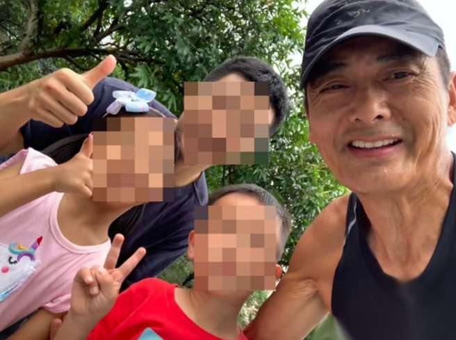 周润发不久前与民眾合照，颈部和手臂都有衰老徵状，皮肤都开始皱在一起。（图／摘自东网）
