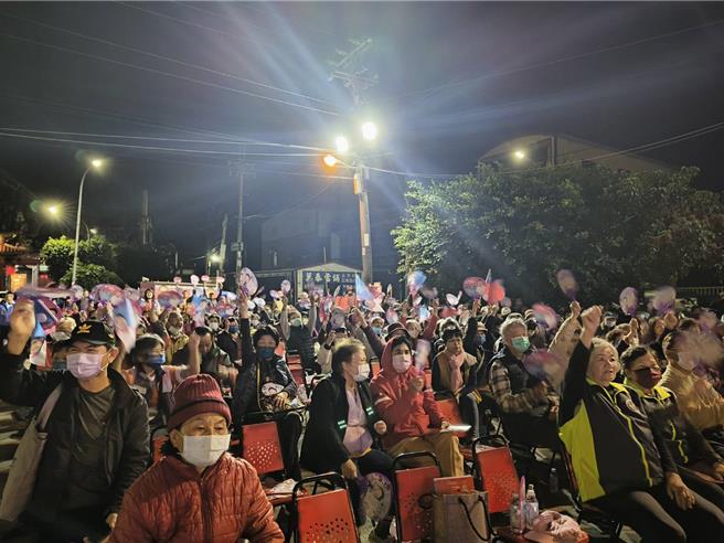 國民黨高雄市二選區立委候選人曹桓榮今晚在路竹區大社東安宮前舉辦「侯您幸福繁榮 廟口音樂會」，現場上百名支持鄉親到場作伙開唱。（林雅惠攝）