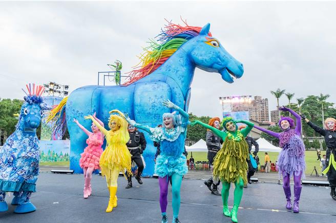 《雨马》全剧结合歌舞、特技、LED特效，丰富的视觉体验，广受孩子喜爱。（纸风车剧团提供／李欣恬台北传真）