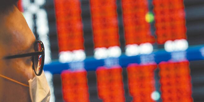 外资11月及12月认错大举回补台股，推升2023年买超达2,633亿元、创七年来新高；台股收17,910点创近二年新高，今日拚六线齐红完封。图／本报资料照片