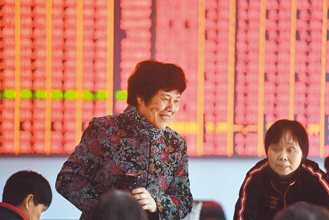 代表外资动态的北向资金连两日爆买A股，尤其28日净买入135.58亿元，单日净买入额创五个月新高，激励陆港股市放量大涨。图／新华社